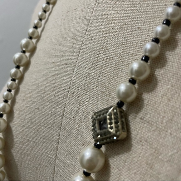 Elegant Hand Crafted White Pearl Necklace - Picture 6 of 6